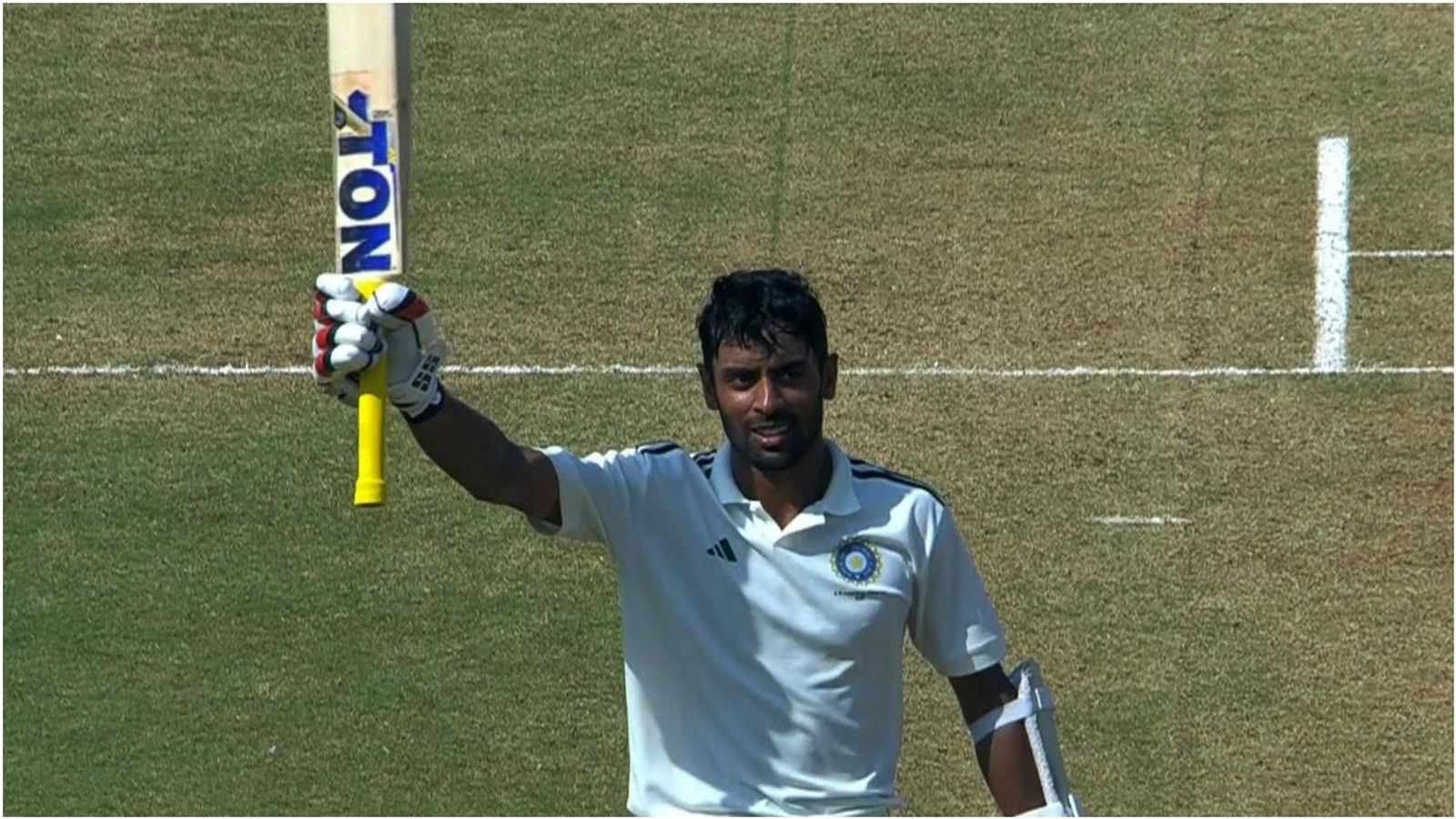 Abhimanyu Easwaran misses out on double-century on Day 4, Shams Mulani gets biggest breakthrough for Mumbai Abhimanyu Easwaran in frame