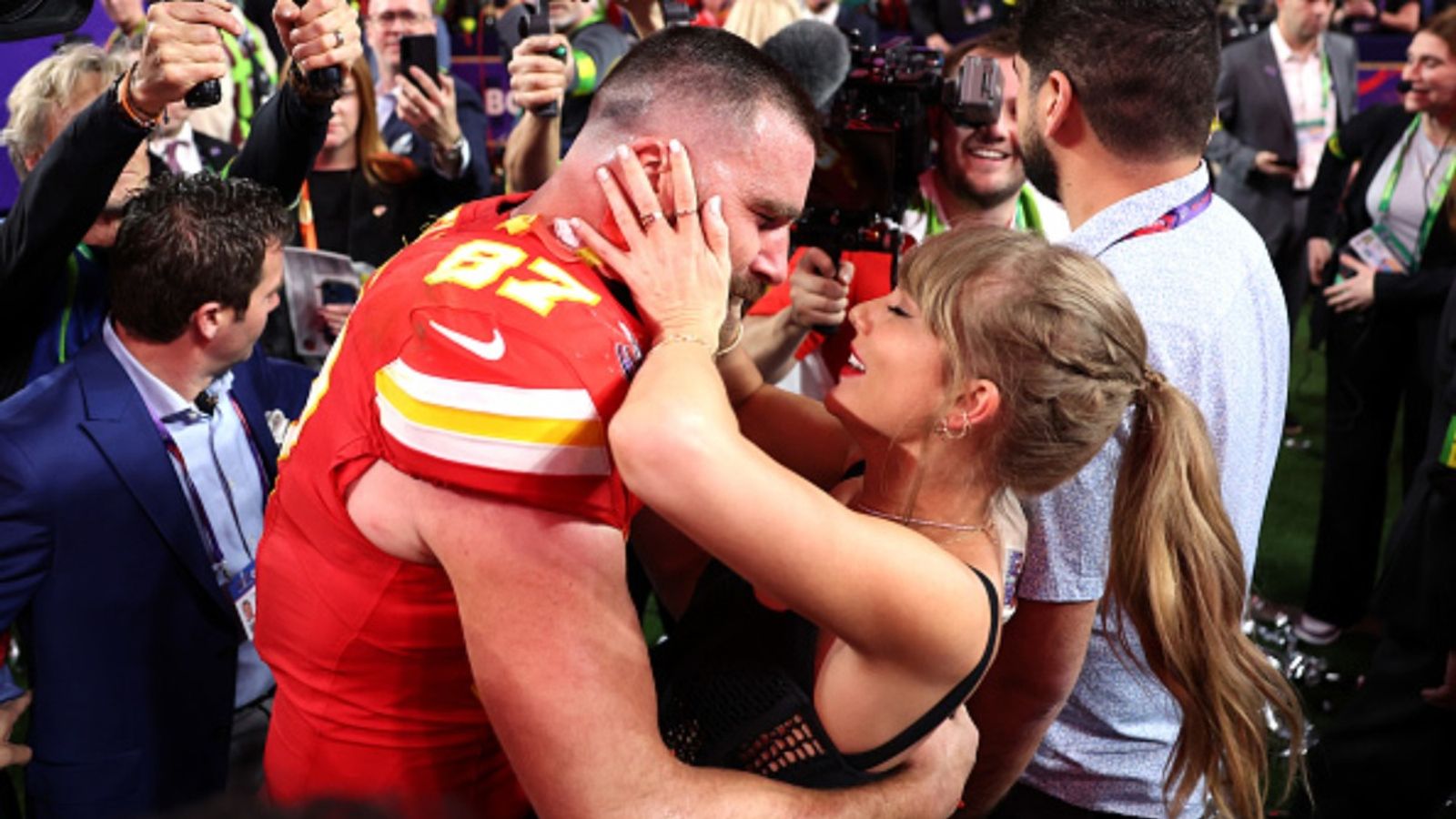 Has Taylor Swift broken up with Chiefs Travis Kelce? Global Superstar replies to the rumours in an interesting way Taylor Swift with Travis Kelce