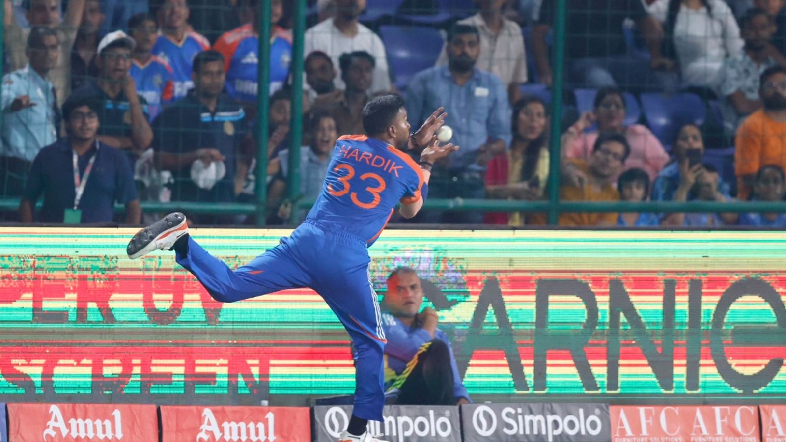 WATCH: 'Man is doing miracles...' - Hardik Pandya takes nearly impossible one-handed catch, fans in disbelief WATCH: 'Man is doing miracles...' - Hardik Pandya takes nearly impossible one-handed catch, fans in disbelief