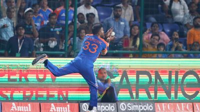 WATCH: 'Man is doing miracles...' - Hardik Pandya takes nearly impossible one-handed catch, fans in disbelief Hardik Pandya