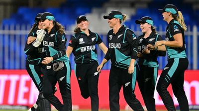 Women's T20 World Cup: New Zealand clinch thrilling 8-run win over West Indies to set up final date with South Africa despite Deandra Dottin's 4-fer New Zealand beat West Indies in Women's T20 World Cup semifinal