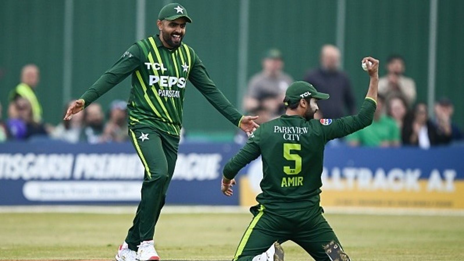 'Yar pls yeah ghatia soch khatam karo k babar team me ni tha ya...': Mohammad Amir comes in Azam's defense after Pakistan end Test win drought at home Babar Azam congratulates Mohammad Amir after he takes a catch