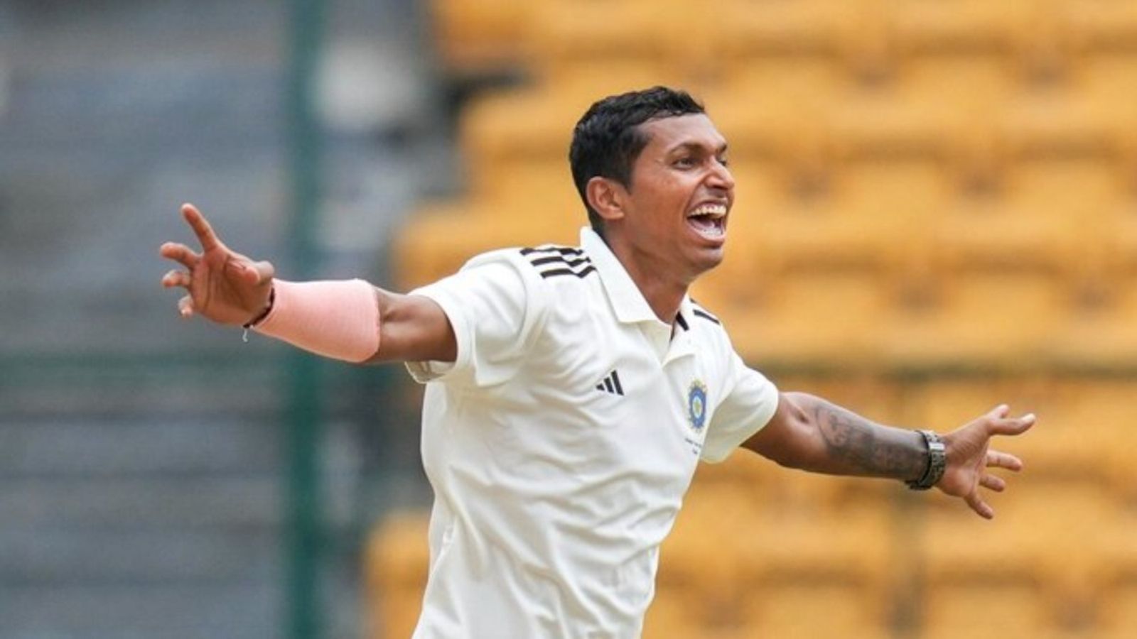 Ranji Trophy: Navdeep Saini's time-wasting tactics help Delhi avoid embarrassing loss against Tamil Nadu - WATCH Ranji Trophy: Navdeep Saini's time-wasting tactics help Delhi avoid embarrassing loss against Tamil Nadu - WATCH