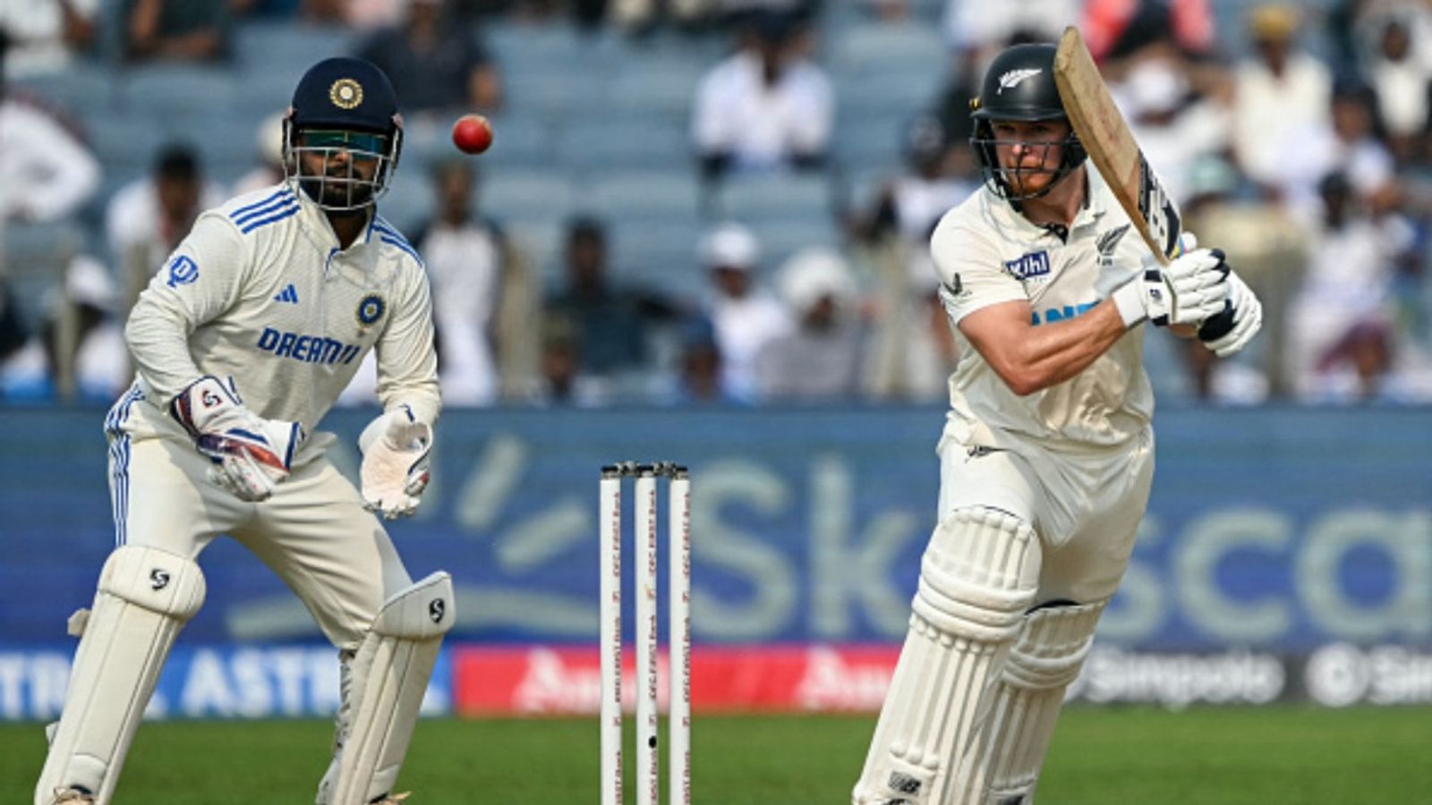 'Mereko kya pata isse Hindi aati hai': Rishabh Pant's hilarious conversation with Washington Sundar on Ajaz Patel caught on stump mic - WATCH 'Mereko kya pata isse Hindi aati hai': Rishabh Pant's hilarious conversation with Washington Sundar on Ajaz Patel caught on stump mic - WATCH