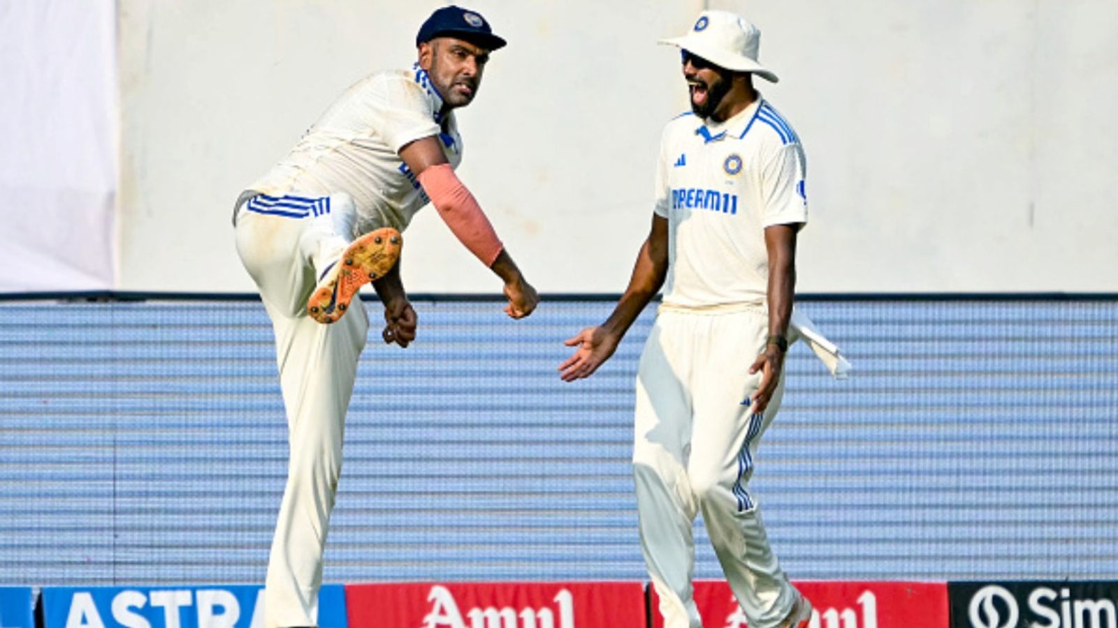 Wankhede Stadium echoes with 'Ashwin-Ashwin' chants after all-rounder takes jaw-dropping catch in Mumbai - WATCH Wankhede Stadium echoes with 'Ashwin-Ashwin' chants after all-rounder takes jaw-dropping catch in Mumbai - WATCH