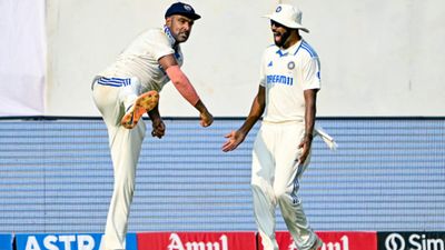 Wankhede Stadium echoes with 'Ashwin-Ashwin' chants after all-rounder takes jaw-dropping catch in Mumbai - WATCH Ravichandran Ashwin and Mohammed Siraj in frame