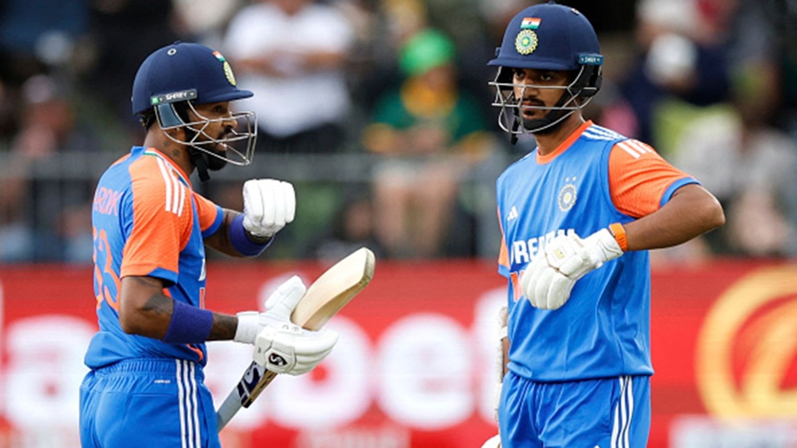 Hardik Pandya tells Arshdeep Singh 'enjoy from the other end now' in 19th over, then faces 8 consecutive dot balls India's Hardik Pandya (L) and Arshdeep Singh (R) talk between overs during the second T20I between South Africa and India at St Georges Park in Gqeberha on November 10, 2024.
