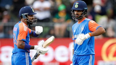 Hardik Pandya tells Arshdeep Singh 'enjoy from the other end now' in 19th over, then faces 8 consecutive dot balls Hardik Pandya, Arshdeep Singh