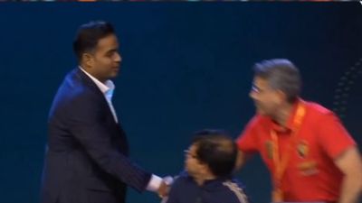 Watch: Strange scenes at IPL 2025 mega auction, Akash Ambani rushes to shake hands with RCB CEO after Bengaluru franchise refuses to use RTM for explosive batter Strange scenes at IPL 2025 mega auction, Akash Ambani rushes to shake hands with RCB CEO after Bengaluru franchise refuses to use RTM for explosive batter