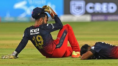 'You don't want to get into a bidding war when...': Dinesh Karthik sad to see Mohammed Siraj go but explains why RCB didn't use RTM for him Dinesh Karthik, Mohammed Siraj