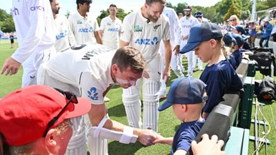 NZ vs ENG: New Zealand cricket's heart-winning gesture towards fans, allows them to enter ground during lunch break to play and click pictures - WATCH New Zealand team interacting with fans