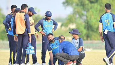 Mohammed Shami gives India another big injury scare during Syed Mushtaq Ali Trophy match with talks around his Border-Gavaskar Trophy return Mohammed Shami (centre) reacts after picking an injury during Syed Mushtaq Ali Trophy match. (PC-The Hindu)