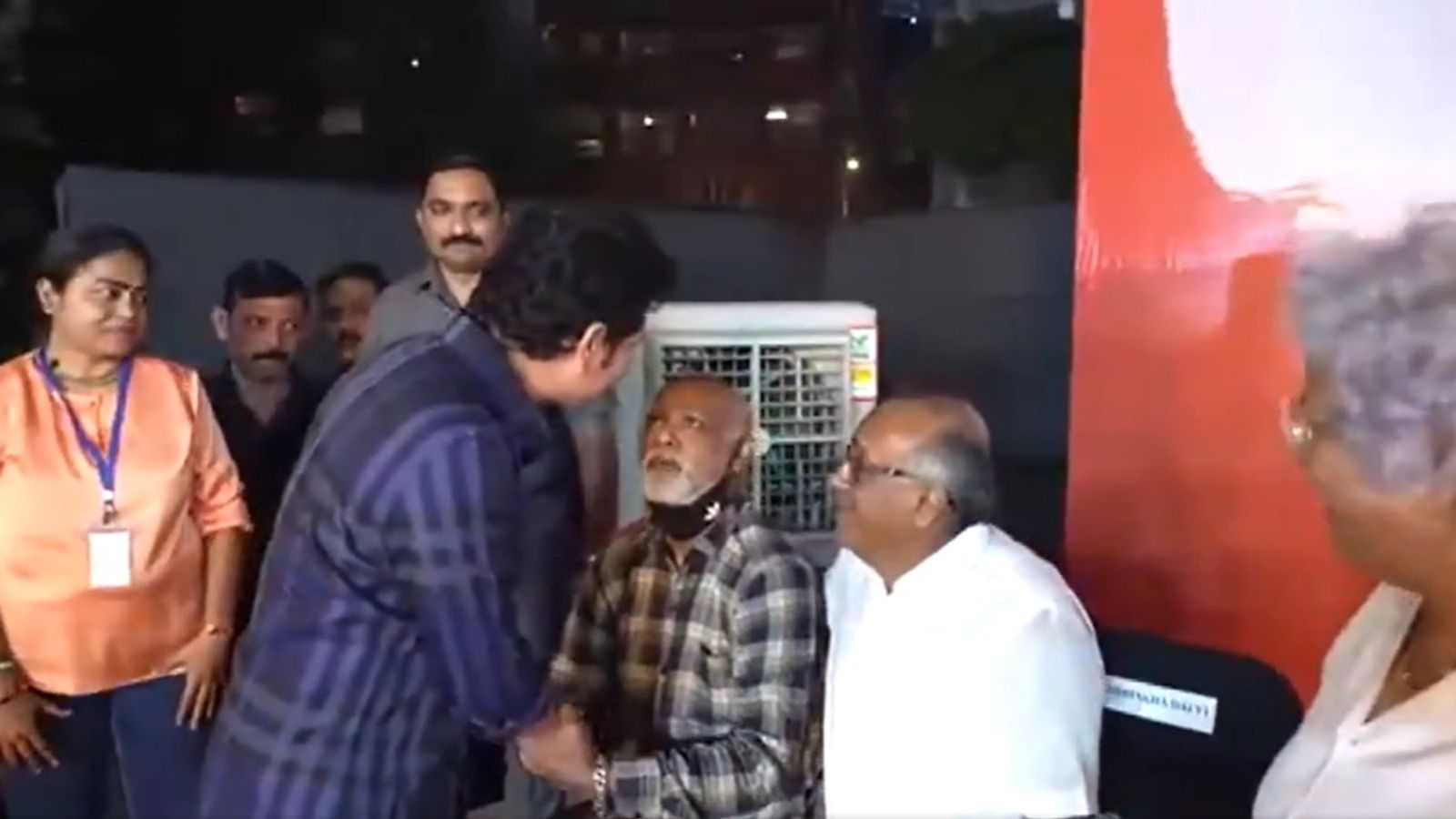Vinod Kambli breaks down during reunion with Sachin Tendulkar at Shivaji Park: Watch viral VIDEO Sachin Tendulkar and Vinod Kambli