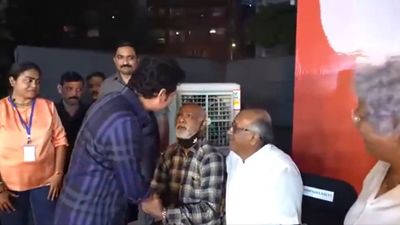 Vinod Kambli breaks down during reunion with Sachin Tendulkar at Shivaji Park: Watch viral VIDEO Sachin Tendulkar and Vinod Kambli