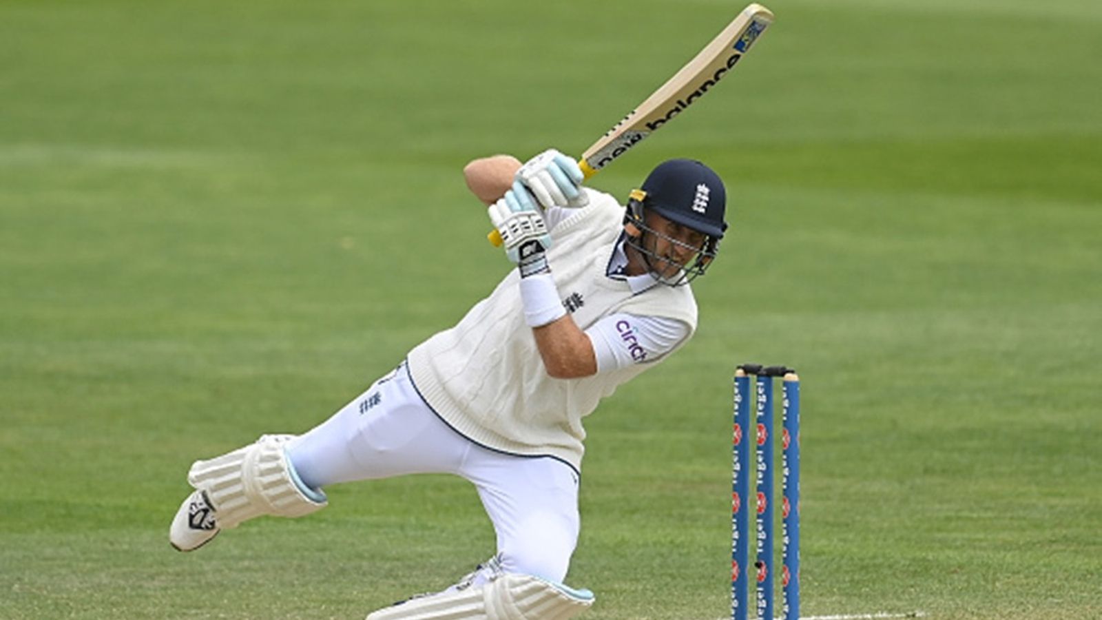 Joe Root plays outrageous reverse-scoop shot to reach 36th Test hundred, equals Rahul Dravid on two different lists; watch video Joe Root plays outrageous reverse-scoop shot to reach 36th Test hundred, equals Rahul Dravid on two different lists; watch video