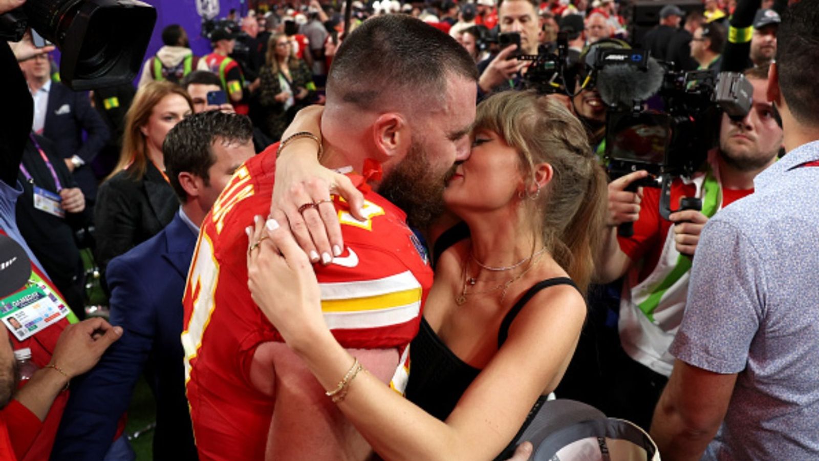 'Taylor and Travis as Mrs. Claus and Santa' in Travis Kelce's suite keeps Taylor Swift in spotlight despite missing Chiefs game against Chargers for Eras Tour 'Taylor and Travis as Mrs. Claus and Santa' in Travis Kelce's suite keeps Taylor Swift in spotlight despite missing Chiefs game against Chargers for Eras Tour