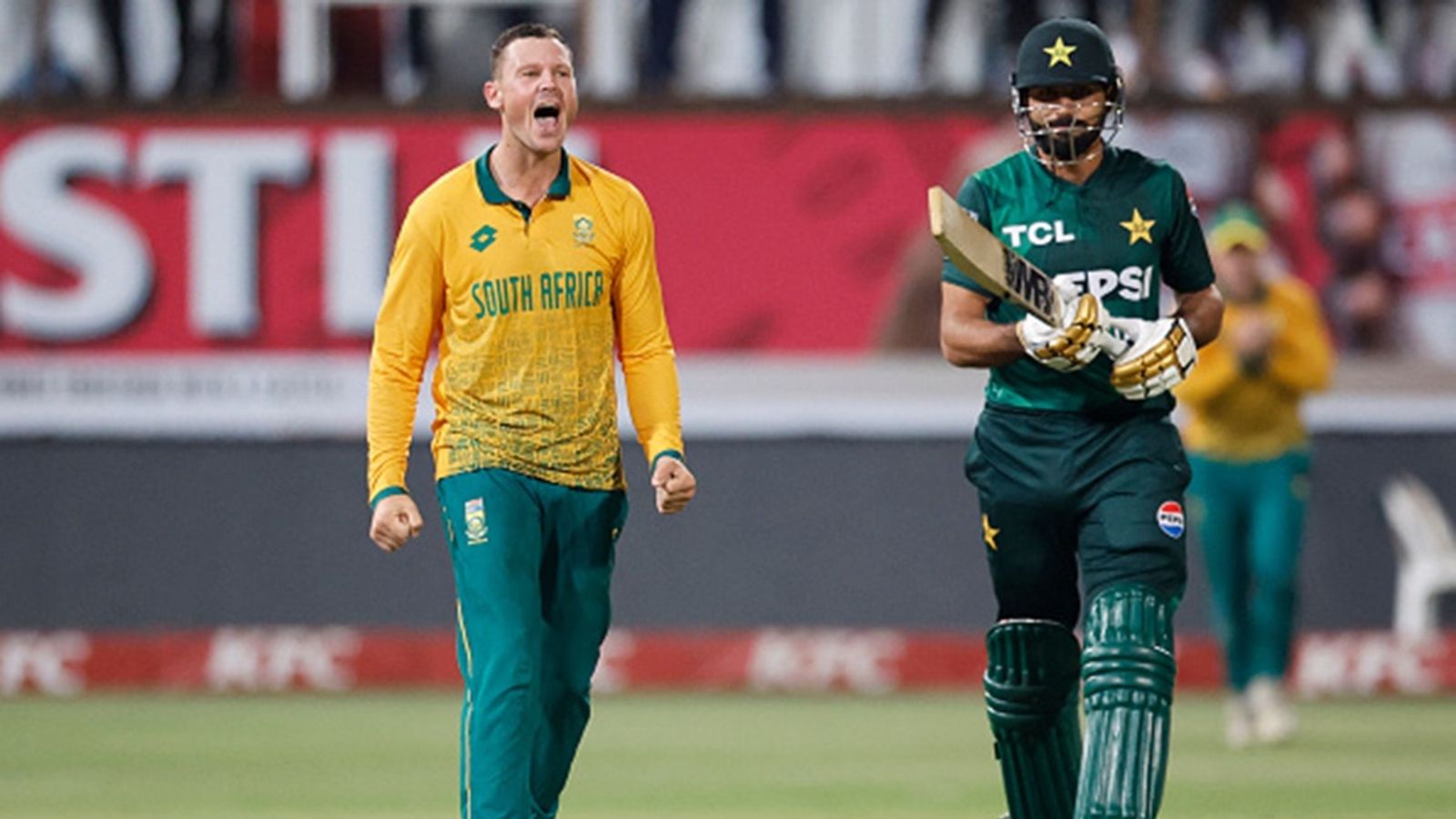 Missed team bus, escorted by police to ground, all-rounder's stunning performance on comeback after 3 years leads South Africa to 11-run win over Pakistan South Africa's George Linde (L) celebrates after the dismissal of Pakistan's Irfan Khan (R) during the first T20I at the Kingsmead stadium in Durban on December 10, 2024.