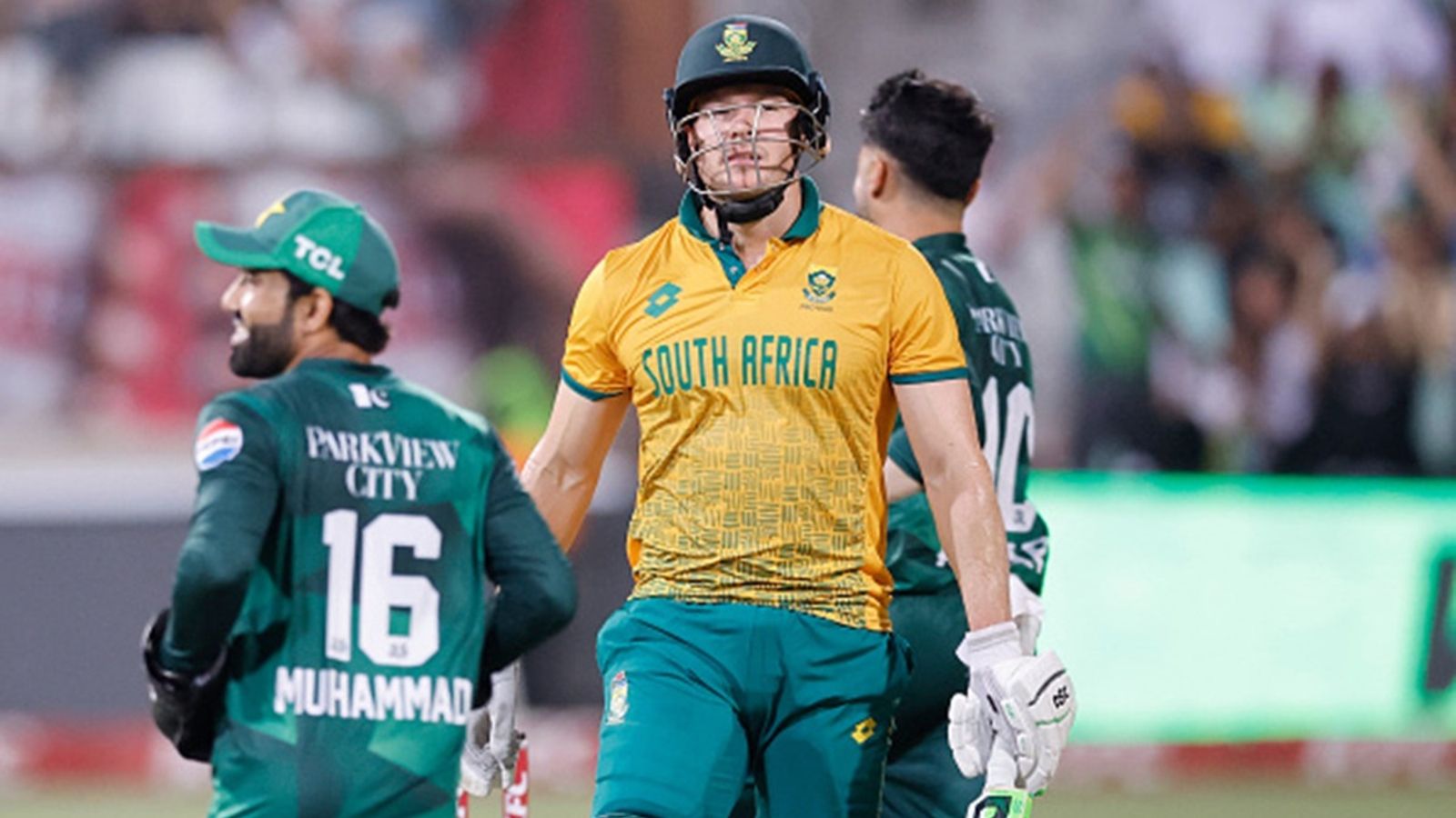 David Miller joins elite list of batters featuring Virat Kohli, Kane Williamson with destructive 40-ball 82 against Pakistan in 1st T20I South Africa's David Miller (C) walks back to the pavilion after his dismissal by Pakistan's Shaheen Shah Afridi (unseen) during the first T20I at the Kingsmead stadium in Durban on December 10, 2024.