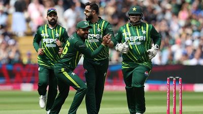 Big News: Pakistan's superstar player announces retirement again amidst the hustle-bustle of Champions Trophy 2025 Pakistan's Imad Wasim (ccelebrates with teammates during a match in this frame