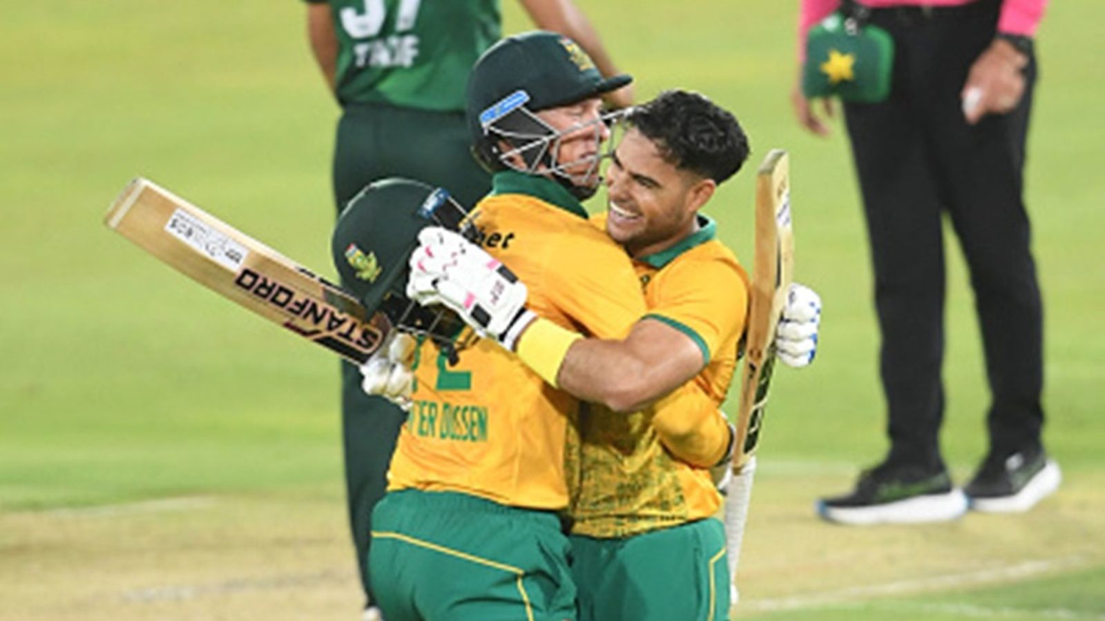 Reeza Hendricks' whirlwind 117 helps South Africa become first team to chase down over 200 vs Pakistan as Saim Ayub's career best 98 goes in vain Reeza Hendricks of the Proteas celebrates his 100 runs during the 2nd T20I between South Africa and Pakistan at SuperSport Park on December 13, 2024 in Centurion.