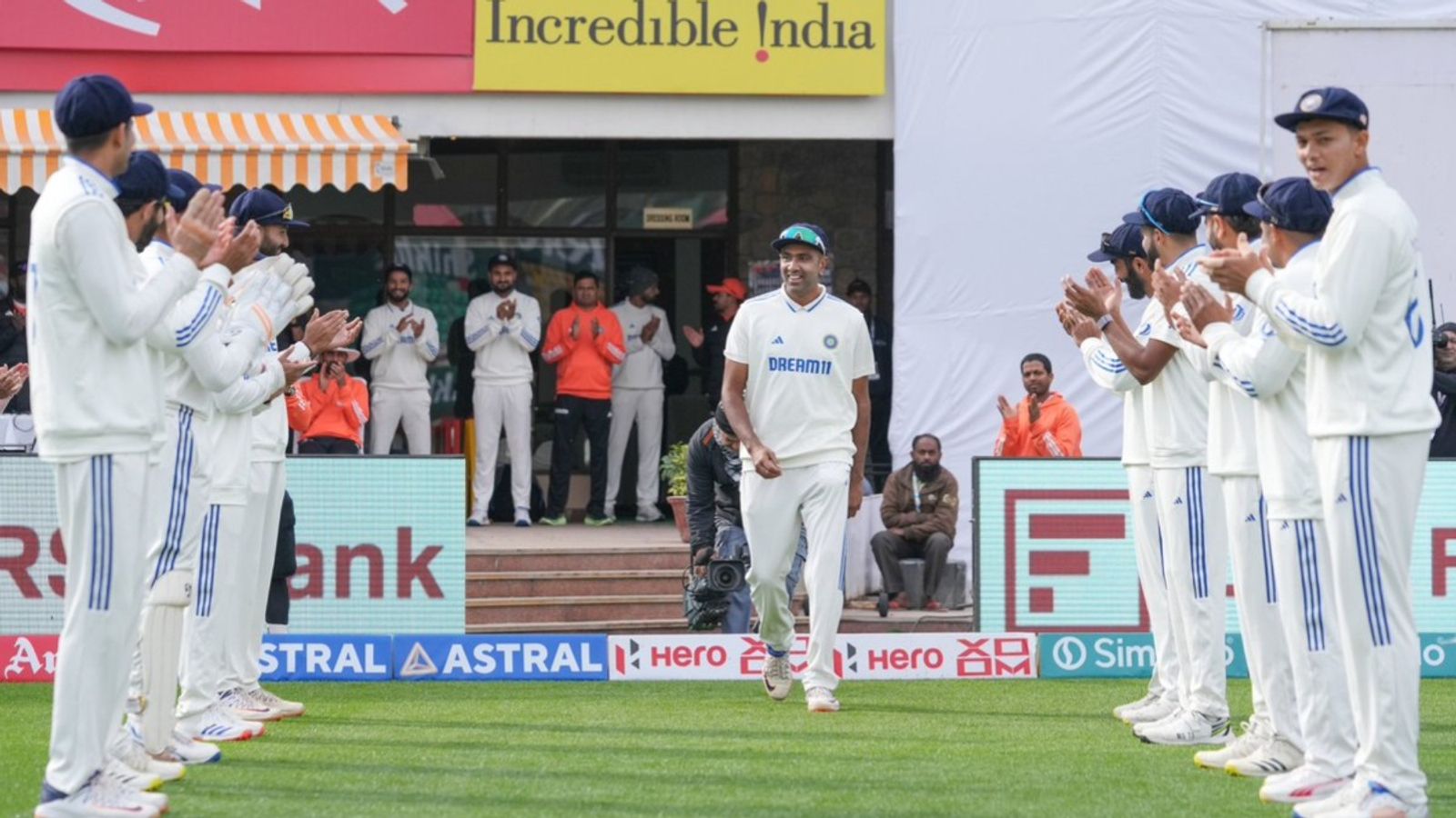 Ravichandran Ashwin hugs Rohit Sharma as Team India gives him guard of honour after Gabba Test draw- WATCH Ravichandran Ashwin hugs Rohit Sharma as Team India gives him guard of honour after Gabba Test draw- WATCH