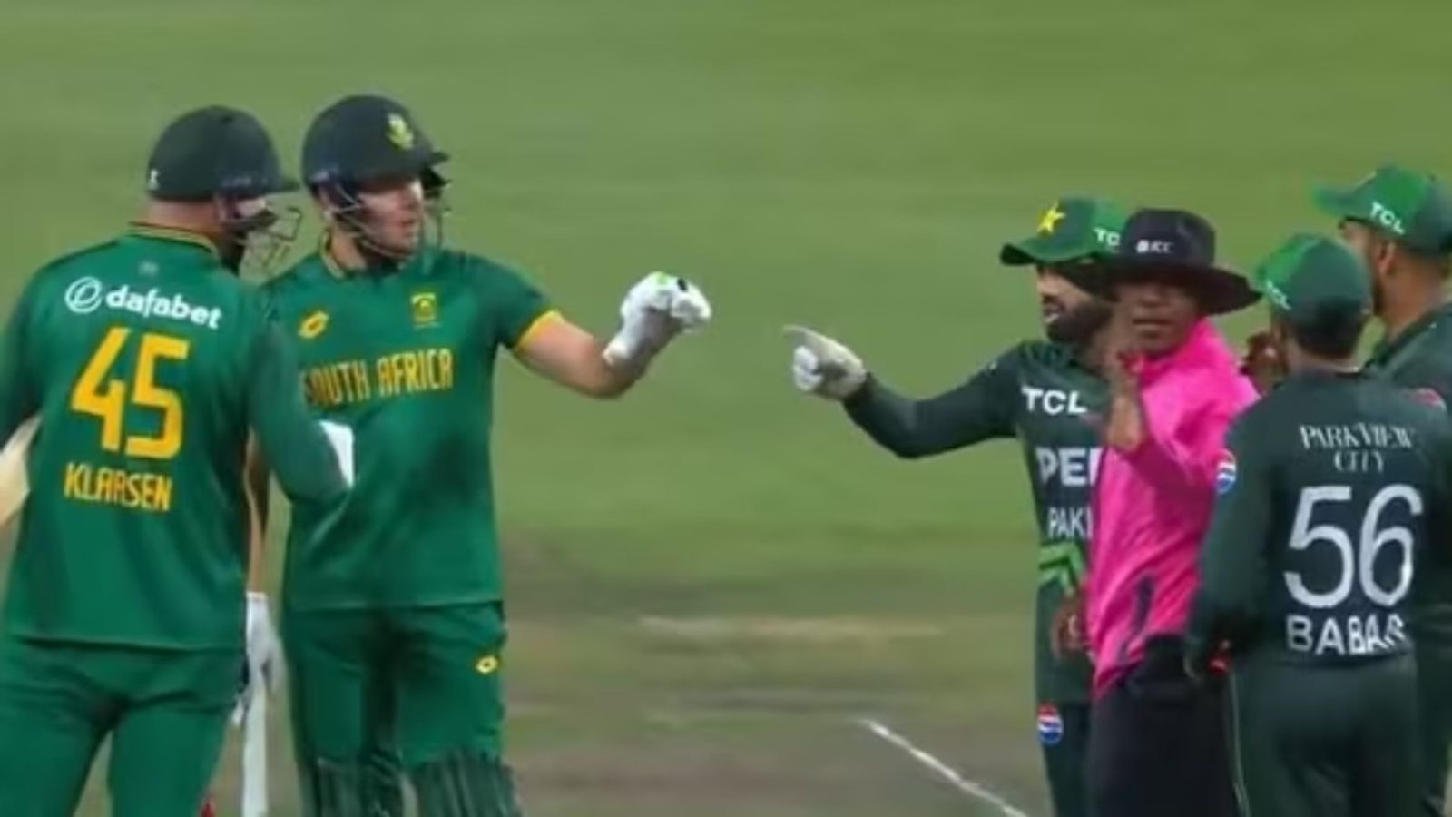 Mohammad Rizwan, Haris Rauf get into heated spat with Heinrich Klaasen during Cape Town ODI, Babar Azam separates the parties - WATCH Mohammad Rizwan, Haris Rauf get into heated spat with Heinrich Klaasen during Cape Town ODI, Babar Azam separates the parties - WATCH