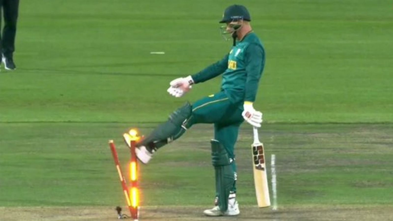 ICC punishes Heinrich Klaasen for venting out his frustration on the ground during 2nd ODI clash against Pakistan Heinrich Klaasen kicks the stumps in frustration.