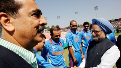 Gautam Gambhir to Yuvraj Singh: Cricketing fraternity condole the death of former PM Manmohan Singh Manmohan Singh with 2011 ODI World Cup team