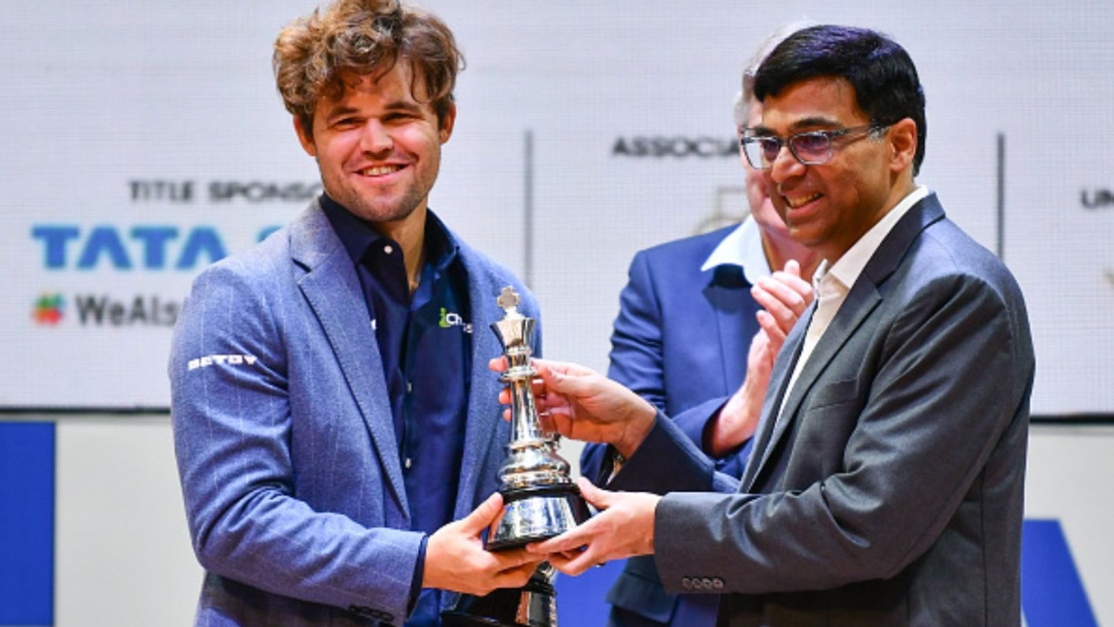 'Badly Mishandled': Magnus Carlsen questions Indian Chess Stalwart Viswanathan Anand's FIDE position after Chess Championship disqualification Magnus Carlsen and Viswanathan Anand in the frame