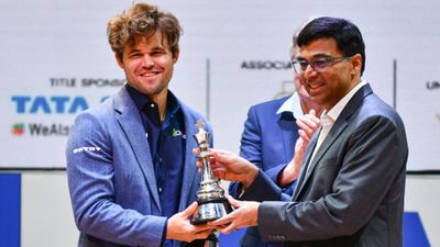 FIDE CEO slams Magnus Carlsen after he questioned Indian Stalwart Viswanathan Anand's position post disqualification says, 'won't keep silent...' Magnus Carlsen and Viswanathan Anand in the frame