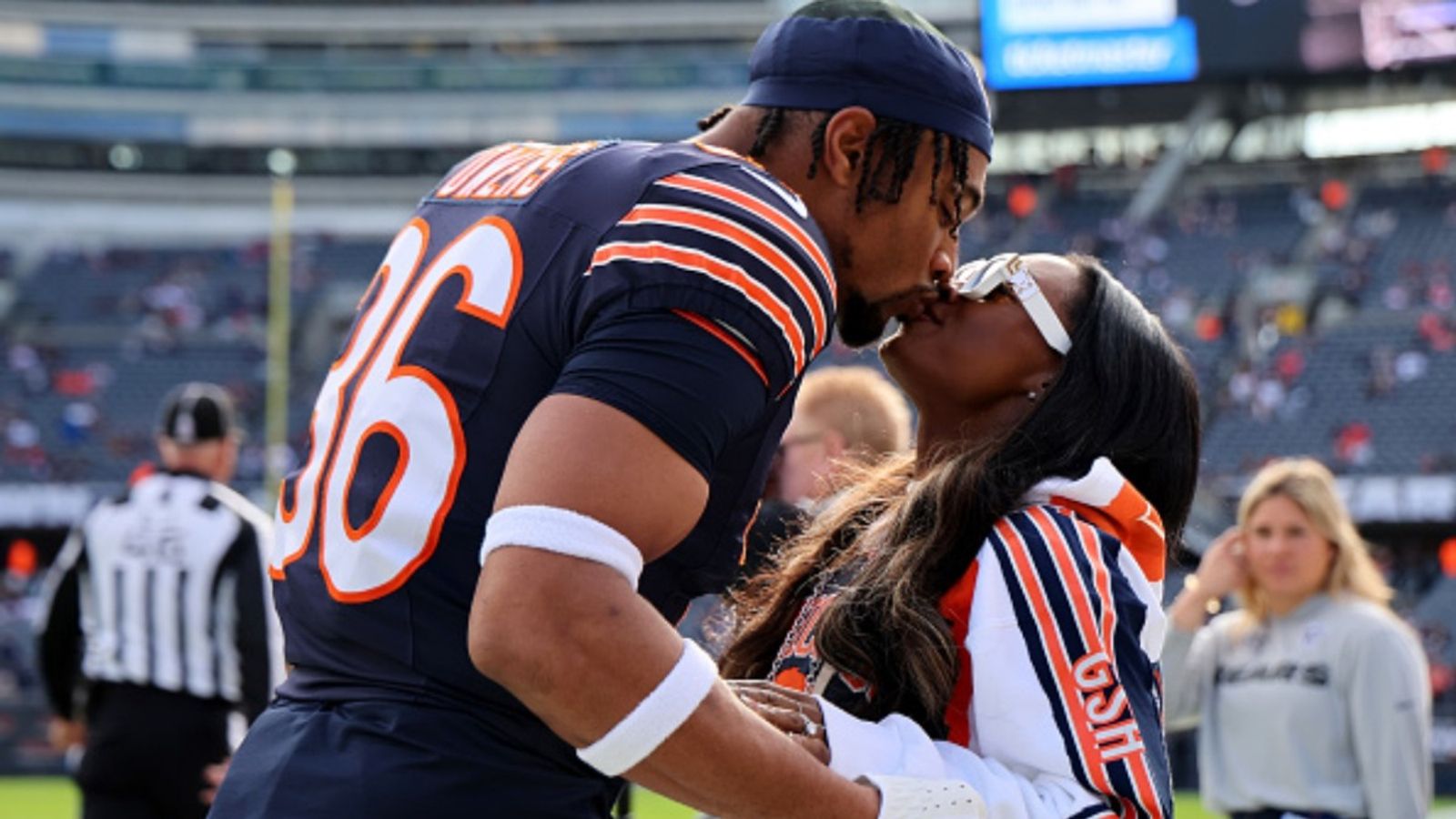 Simone Biles joins husband Jonathan Owens as Bears attain an unprecedented feat on Sunday Simone Biles and Jonathan Owens in the frame