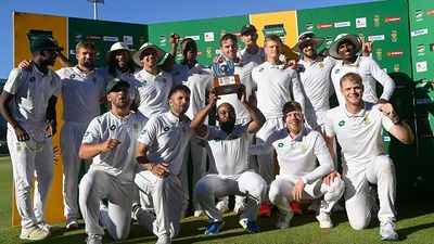 SA vs PAK: South Africa thrash Pakistan by 10 wickets in 2nd Test to sweep series 2-0 despite Shan Masood-Babar Azam's resistance South Africa team poses with the trophy after beating Pakistan by 10 wickets in the second Test to sweep series 2-0