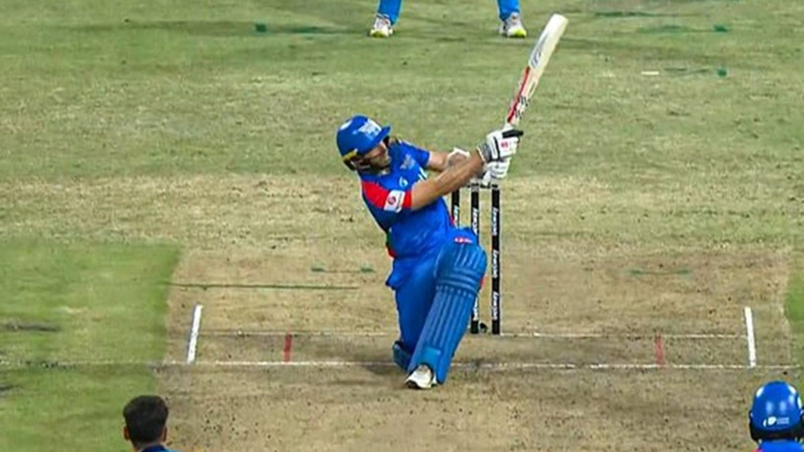 Unsold in IPL mega auction, Kane Williamson smashes unbeaten half-century on SA20 league debut after opting to skip ODI series vs Sri Lanka Kane Williamson slog sweeps for a six on his SA20 League debut for Durban Super Giants.