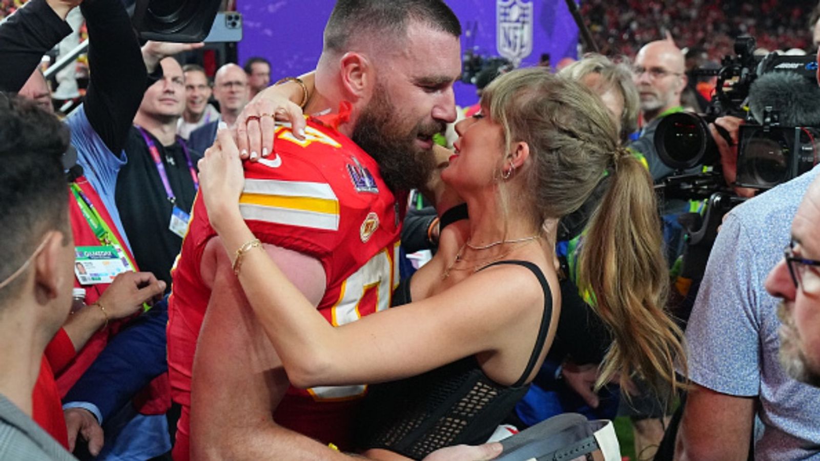 Travis Kelce and Taylor Swift to reportedly get married at this time of the Year, know here as the the biggest update revealed Taylor Swift and Travis Kelce in the frame