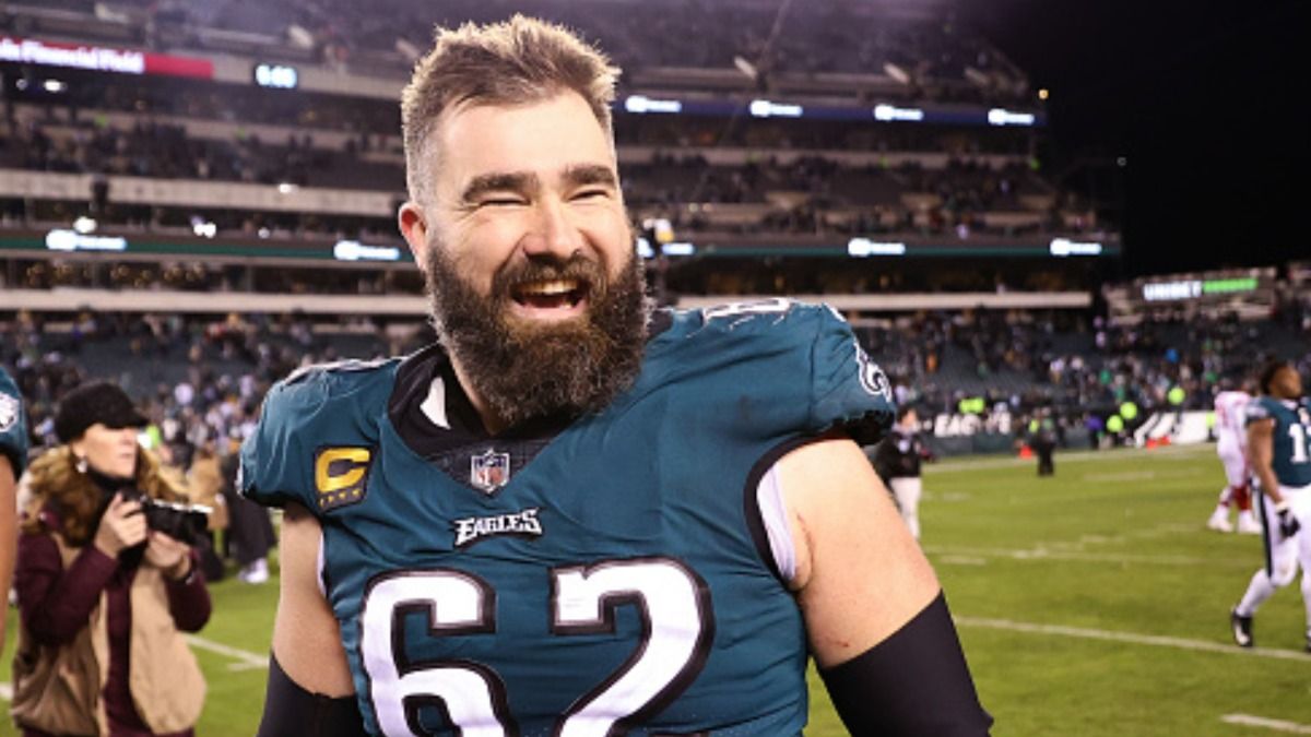 Jason Kelce Jason Kelce Shows Solidarity with Los Angeles Fire(01)