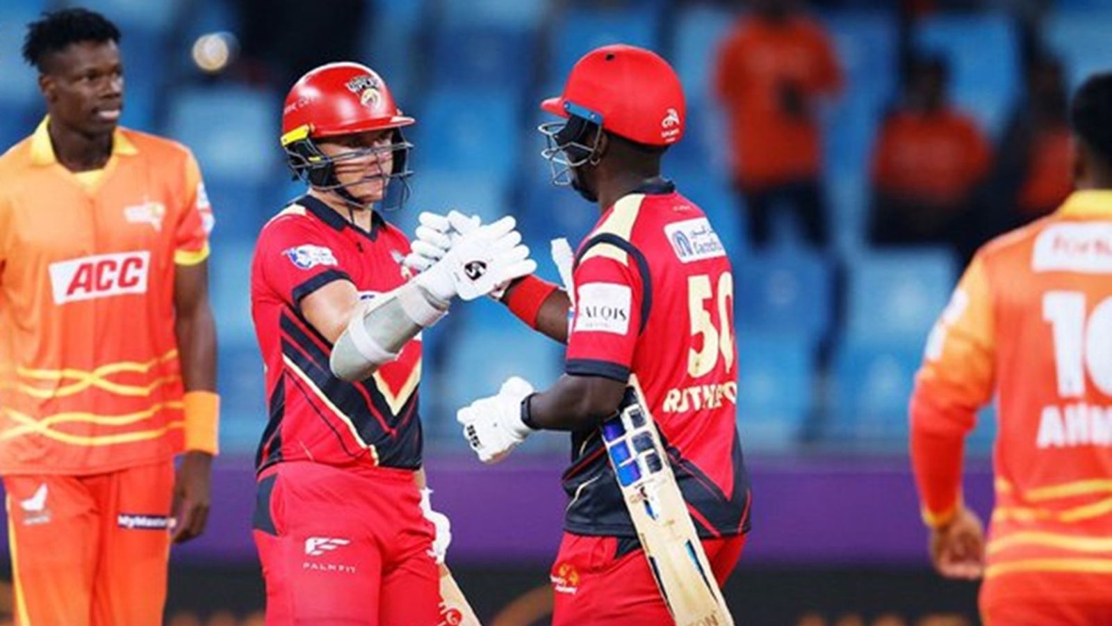 ILT20: Punjab Kings pacer and Mohammmad Amir restrict Gulf Giants to 119 despite England opener's 76, then CSK batter finishes run chase with 18-ball 40 Desert Vipers' Sam Curran and Sherfane Rutherford after chasing down the 120-run target against Gulf Giants.