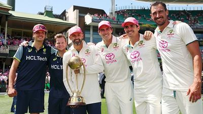 Massive blow to Australia ahead of Champions Trophy, after Pat Cummins this superstar gives team major injury scare (L-R) Australia's Sam Konstas, Steve Smith, Nathan Lyon, Pat Cummins, Sean Abbott and Mitchell Starc pose for a photo after winning BGT 2024-25