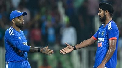 WATCH | Bhalo ache...': Arshdeep Singh turns Bengali at Eden Gardens in Kolkata ahead of 1st T20I against England Arshdeep Singh along with Suryakumar Yadav