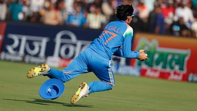 After Yashasvi Jaiswal, Shubman Gill takes a running stunner to help Harshit Rana pick wicket Shubman Gill takes remarkable catch in Cuttack ODI