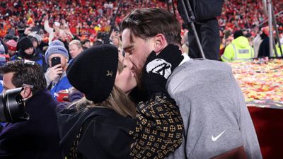 Will Travis Kelce propose to girlfriend Taylor Swift after the Super Bowl 2025 at Superdome? know what NFL star's dad revealed Taylor Swift and Travis kelce in the frame