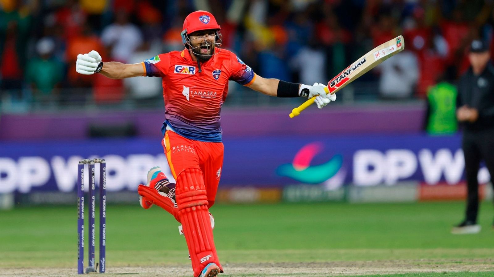 Azam Khan's mistakes prove lethal for Desert Vipers as Dubai Capitals pull off nail-biting run chase to win maiden ILT20 title Sikandar Raza of Dubai Capitals celebrates win during the final of the ILT20 against Desert Vipers at Dubai International Stadium, UAE, on February 9, 2025.