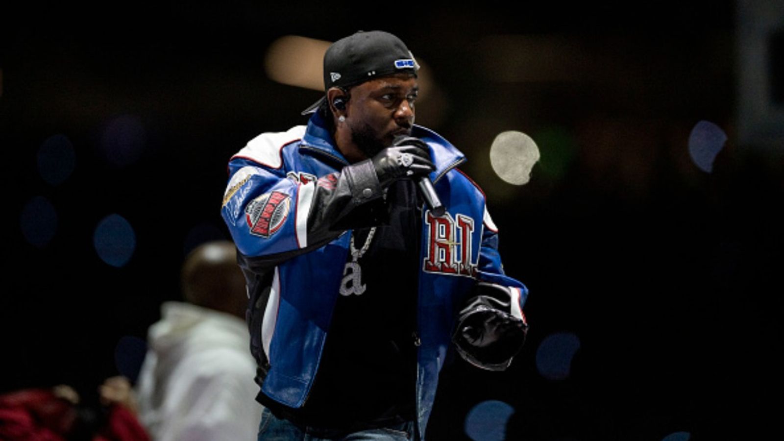 Kendrick Lamar vs Lil Wayne : NFL sends apology to Wayne after Lamar's Super Bowl Halftime Show Kendrick Lamar in the frame