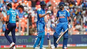 Shubman Gill and Virat Kohli chatting Shubman Gill and Virat Kohli chatting