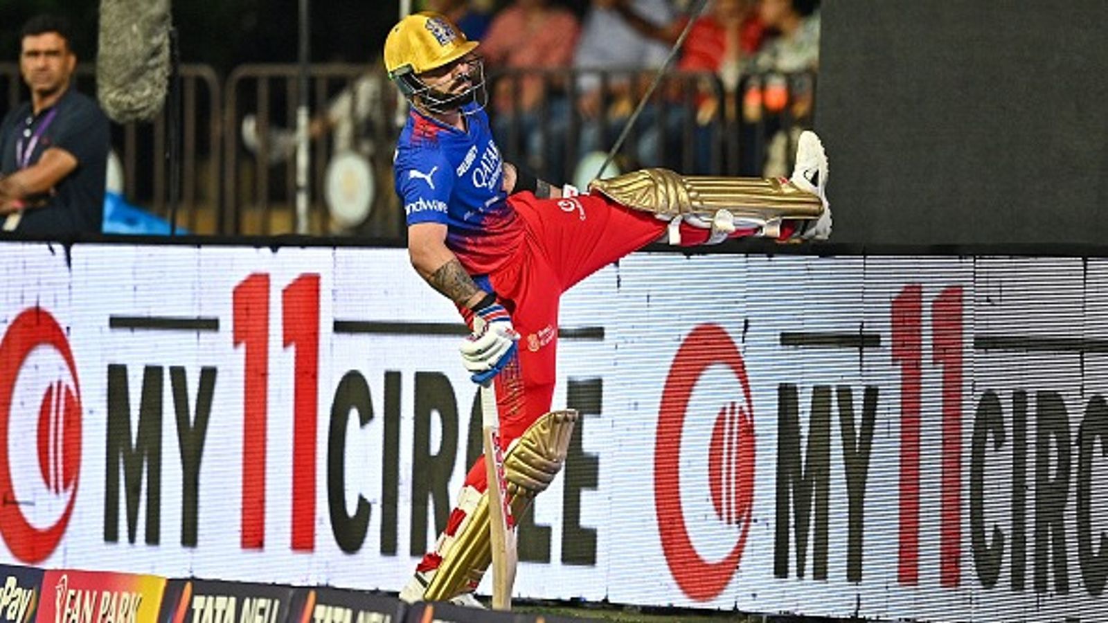 Big News: Not Virat Kohli, RCB announce 31-year-old as their new captain for IPL 2025 Former Royal Challengers Bengaluru captain Virat Kohli (C) in frame