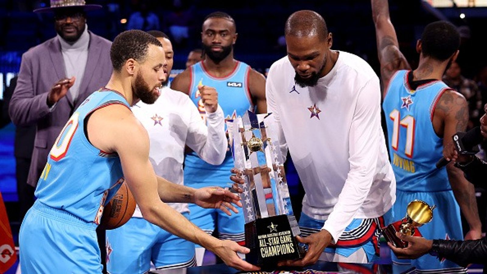 Kevin Durant's Classy Reaction to Stephen Curry Winning the All-Star MVP Award Throws Fans in Nostalgia Kevin Durant's Classy Reaction to Stephen Curry Winning the All-Star MVP Award Throws Fans in Nostalgia
