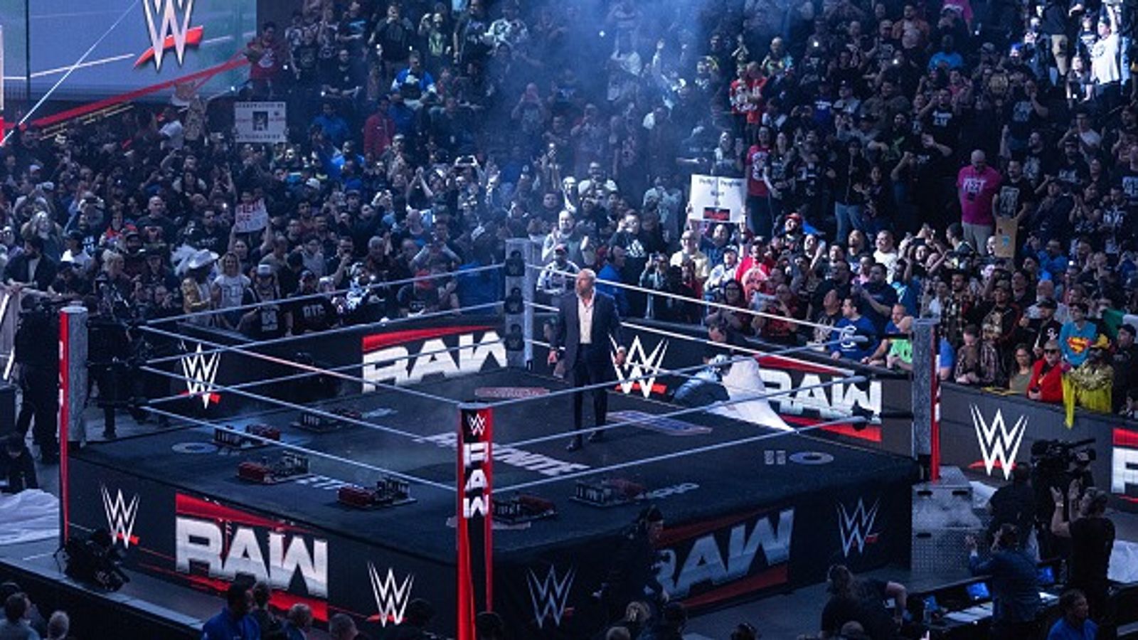 WWE Salaries: Fans stunned as Jaw-Dropping ‘minimum’ WWE salary reportedly revealed WWE Salaries: Fans stunned as Jaw-Dropping ‘minimum’ WWE salary reportedly revealed