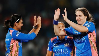 WPL 2025: Nat Sciver-Brunt's knock followed by Hayley Matthews' iconic bowling powers Mumbai to five-wicket dominating win against Gujarat Harmanpreet Kaur and Nat Sciver-Brunt