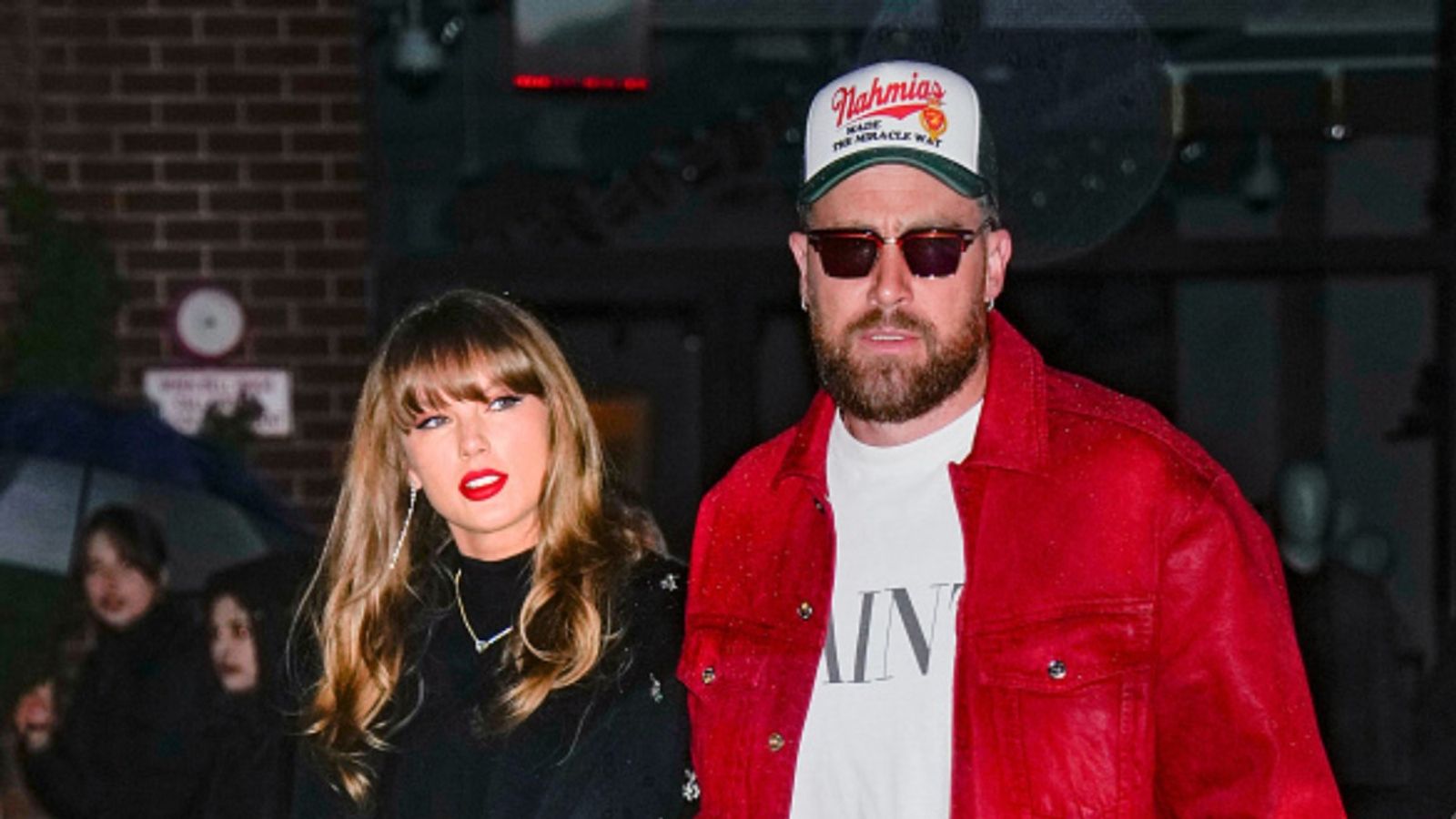 Travis Kelce Spends Over $140,000 on Lavish Valentine’s Day Gifts for Taylor Swift Travis Kelce and Taylor Swift in the frame