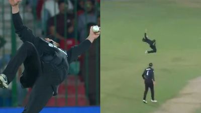 Watch: Glenn Phillips turns Superman as he takes jaw-dropping flying stunner to dismiss Mohammad Rizwan during PAK vs NZ Champions Trophy clash Glenn Phillips turns Superman as he takes jaw-dropping flying stunner to dismiss Mohammad Rizwan during PAK vs NZ Champions Trophy clash