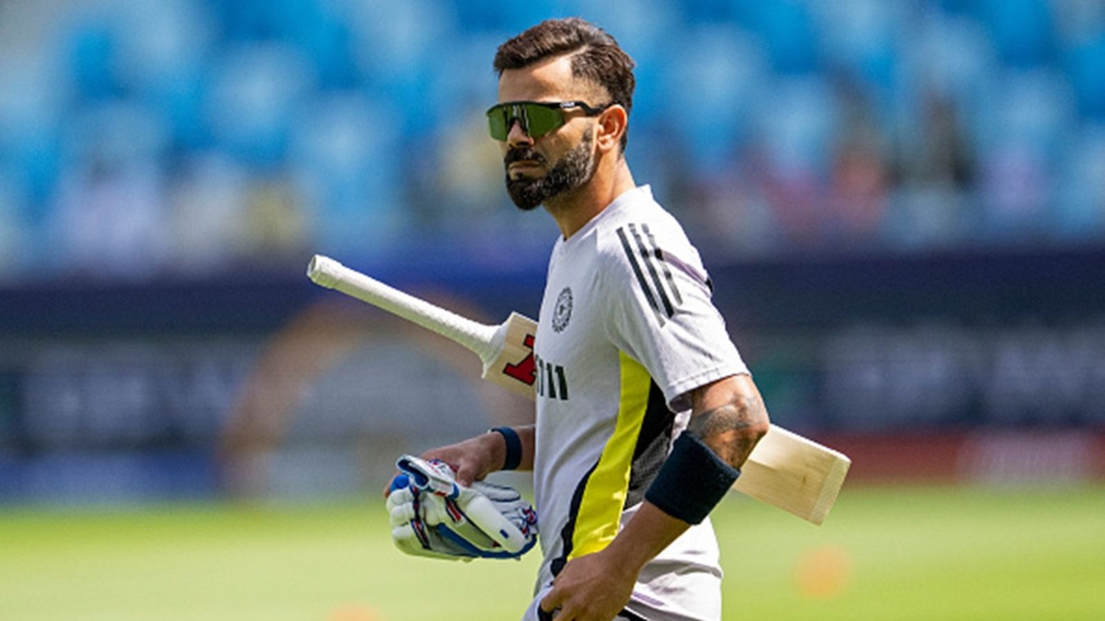 Michael Clarke, Sanjay Manjrekar react as Virat Kohli arrives 90 minutes early to practice ahead of India vs Pakistan Champions Trophy 2025 clash India's Virat Kohli arrives on the field to warm-up before the start of the ICC Champions Trophy ODI match against Bangladesh at the Dubai International Stadium in Dubai on February 20, 2025.